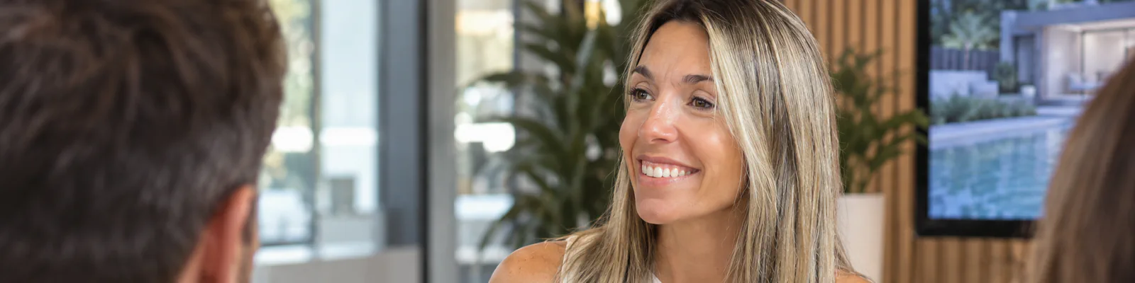 Silvana, Personal Builder de BuildLovers, reunida con clientes